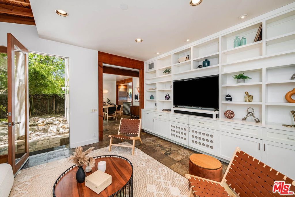 Image 13 of property listing at 4504 Stern Avenue, Los Angeles, CA 91423