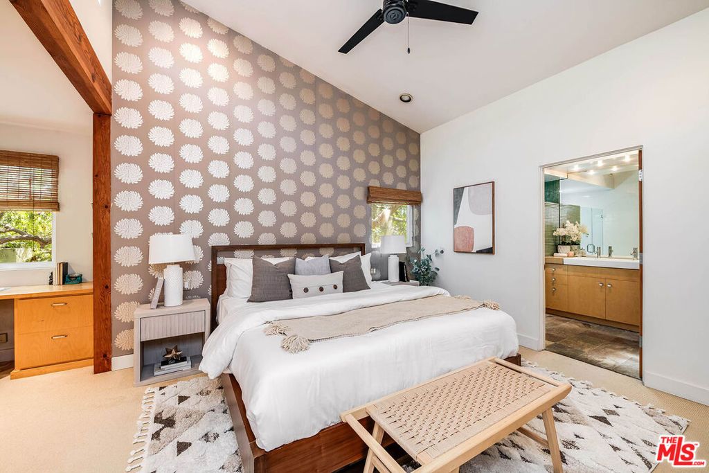 Image 17 of property listing at 4504 Stern Avenue, Los Angeles, CA 91423