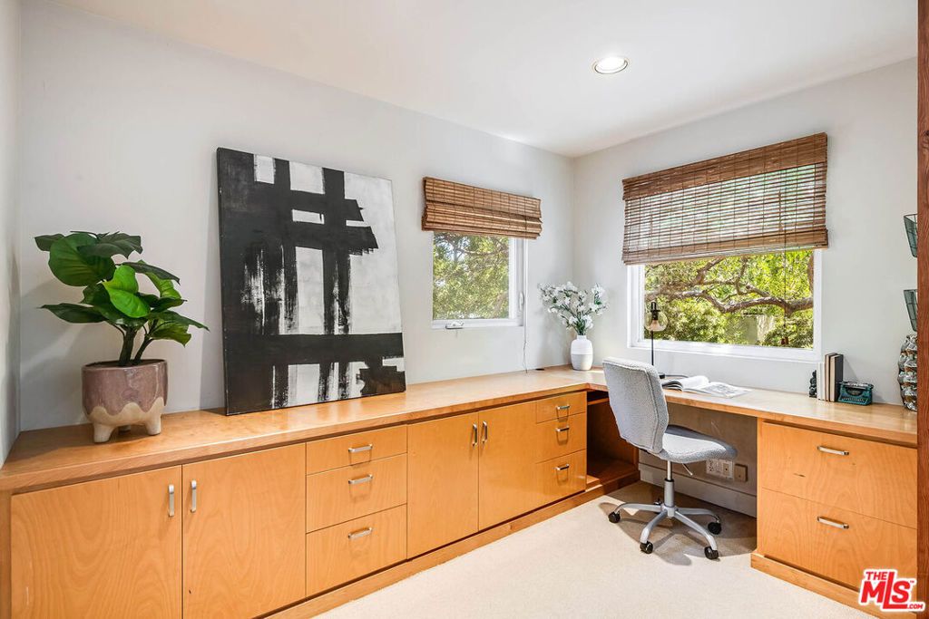 Image 19 of property listing at 4504 Stern Avenue, Los Angeles, CA 91423