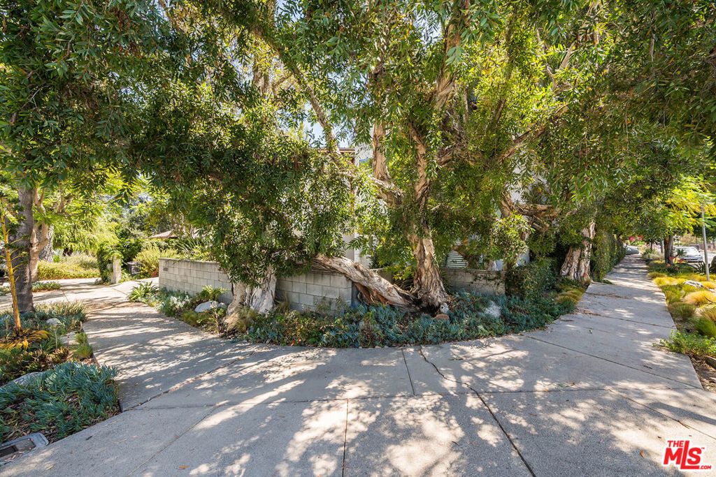 Image 2 of property listing at 4504 Stern Avenue, Los Angeles, CA 91423