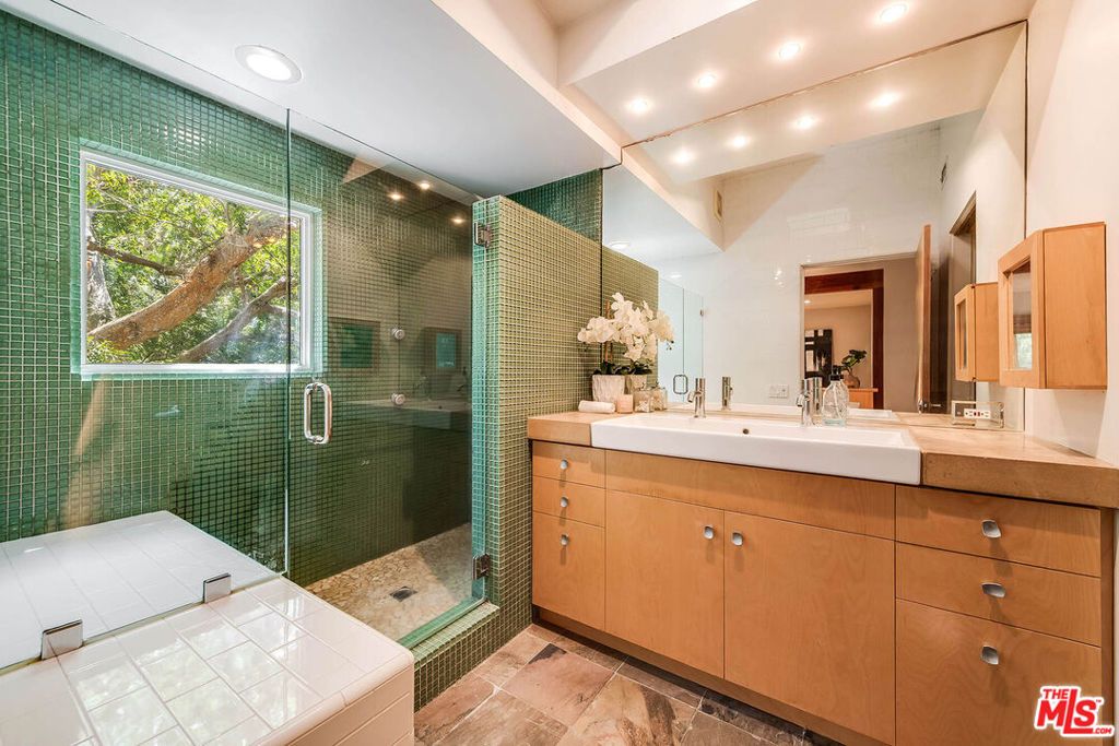 Image 20 of property listing at 4504 Stern Avenue, Los Angeles, CA 91423