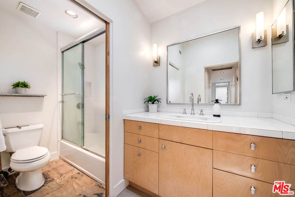 Image 24 of property listing at 4504 Stern Avenue, Los Angeles, CA 91423
