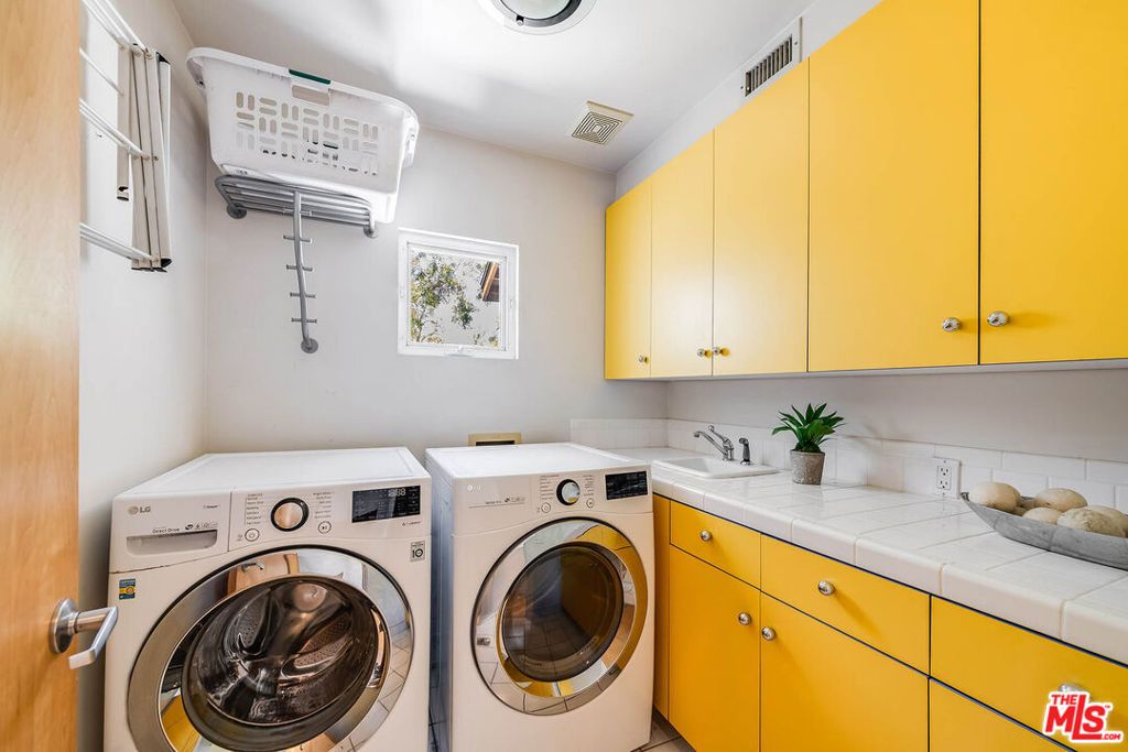 Image 25 of property listing at 4504 Stern Avenue, Los Angeles, CA 91423