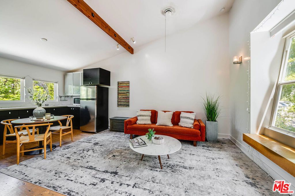 Image 31 of property listing at 4504 Stern Avenue, Los Angeles, CA 91423