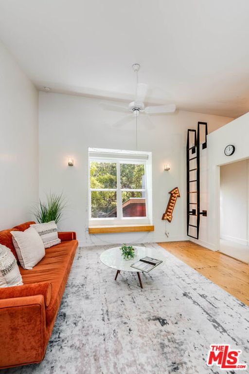 Image 35 of property listing at 4504 Stern Avenue, Los Angeles, CA 91423