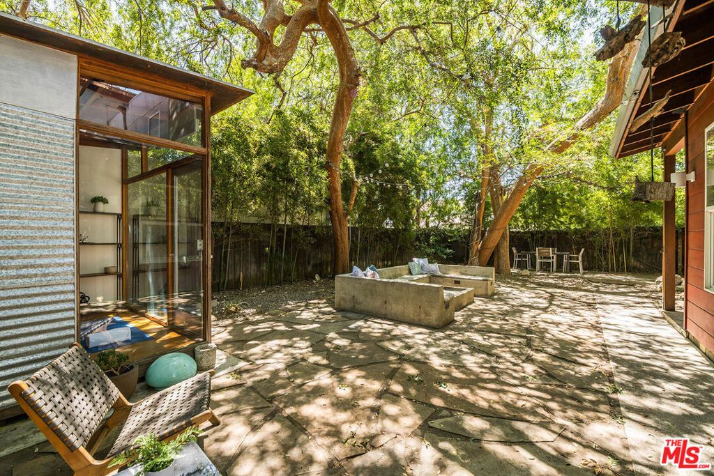 Image 37 of property listing at 4504 Stern Avenue, Los Angeles, CA 91423