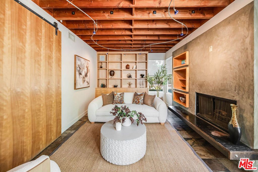 Image 4 of property listing at 4504 Stern Avenue, Los Angeles, CA 91423