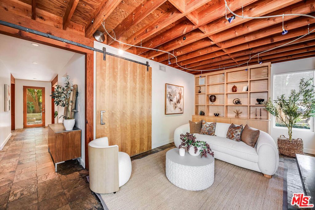 Image 5 of property listing at 4504 Stern Avenue, Los Angeles, CA 91423