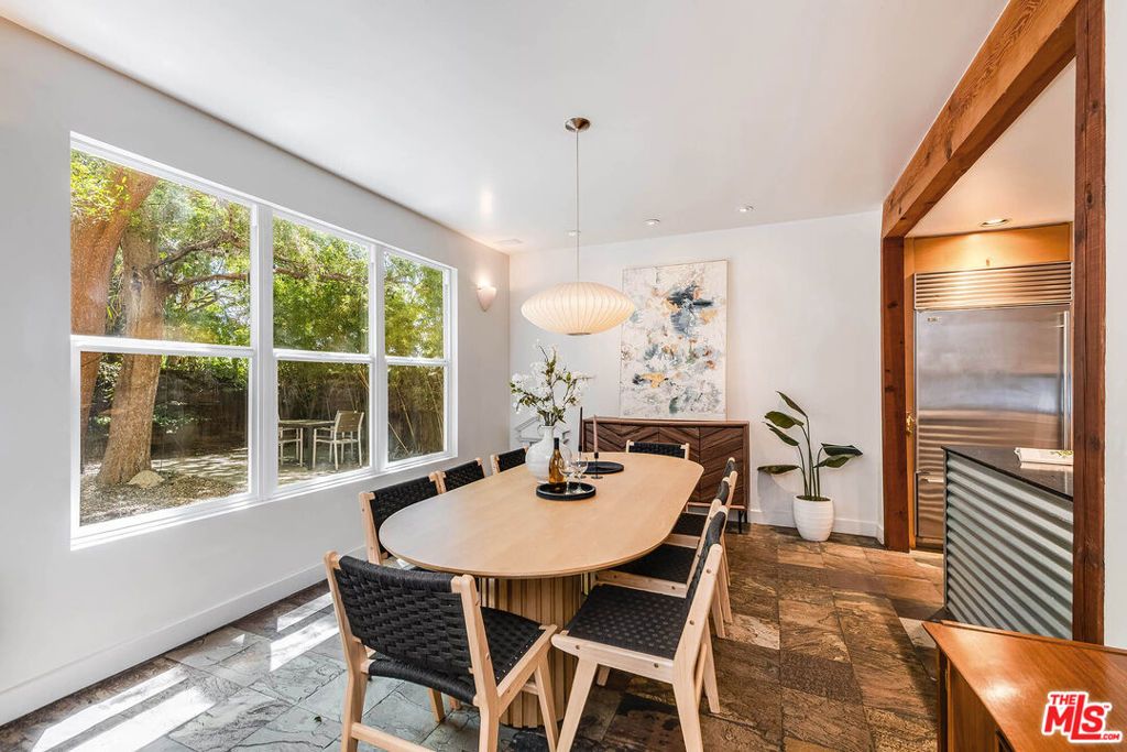 Image 8 of property listing at 4504 Stern Avenue, Los Angeles, CA 91423