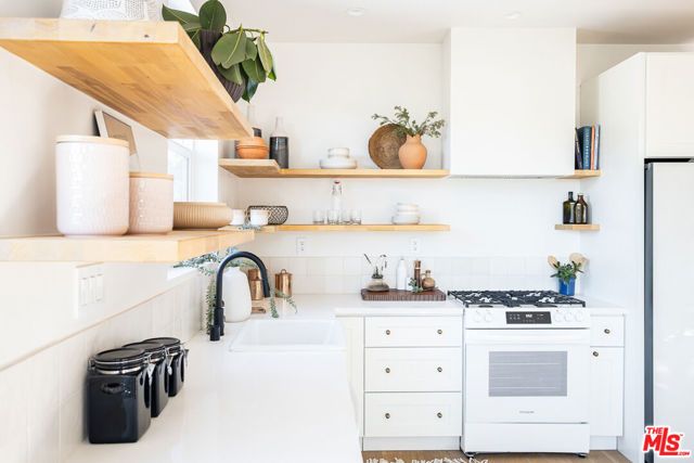 2210 Echo Park Avenue, Los Angeles, CA 90026