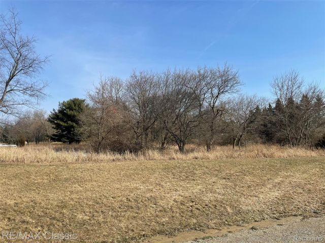 835 Adams Rd, Milford, MI 48381