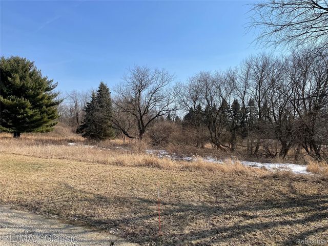 835 Adams Rd, Milford, MI 48381