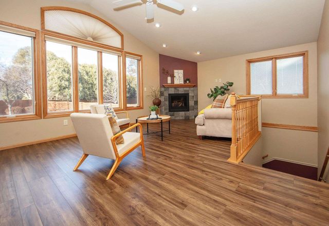 205 Island View Dr, Waverly, IA 50677