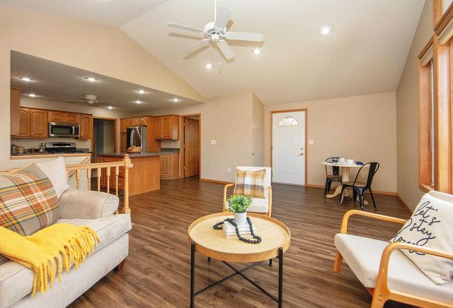 205 Island View Dr, Waverly, IA 50677