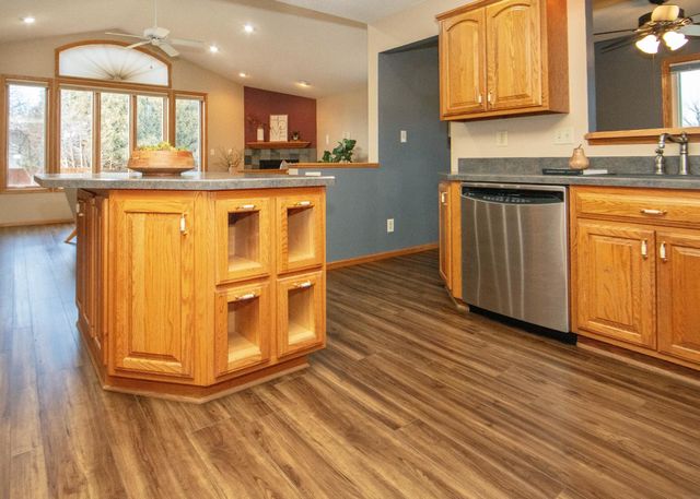 205 Island View Dr, Waverly, IA 50677