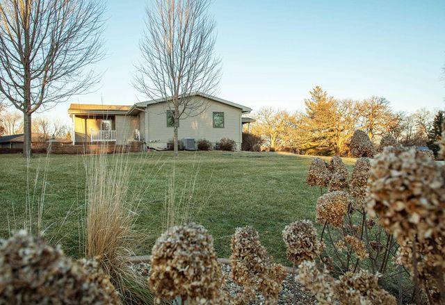 205 Island View Dr, Waverly, IA 50677