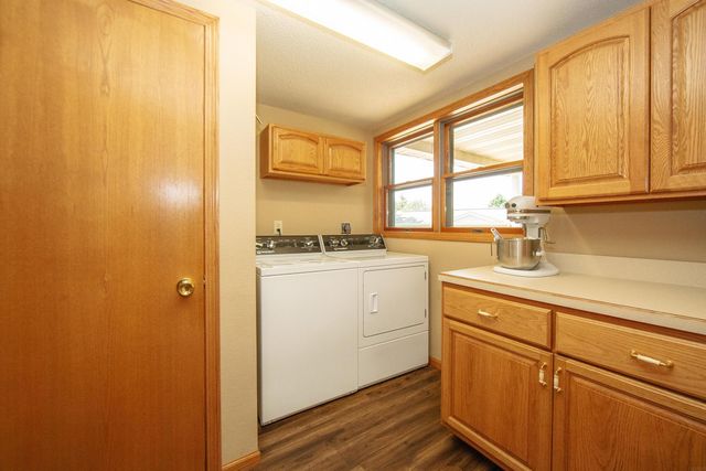 205 Island View Dr, Waverly, IA 50677