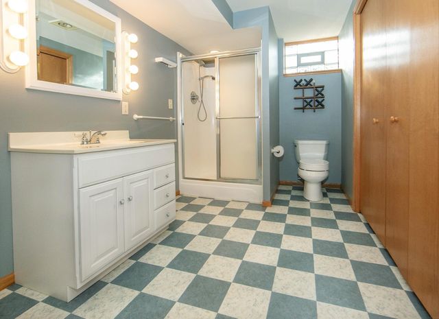 205 Island View Dr, Waverly, IA 50677