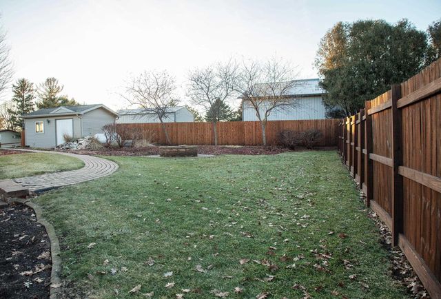 205 Island View Dr, Waverly, IA 50677