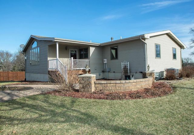205 Island View Dr, Waverly, IA 50677