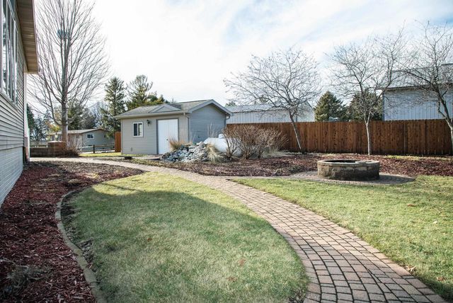 205 Island View Dr, Waverly, IA 50677