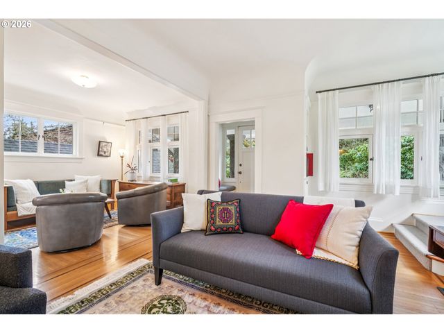 2647 Sw MONTGOMERY Dr, Portland, OR 97201