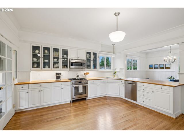 2647 Sw MONTGOMERY Dr, Portland, OR 97201