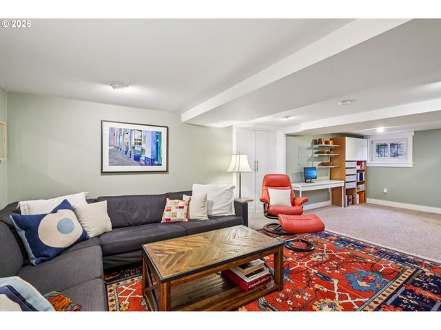 2647 Sw MONTGOMERY Dr, Portland, OR 97201