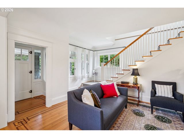 2647 Sw MONTGOMERY Dr, Portland, OR 97201