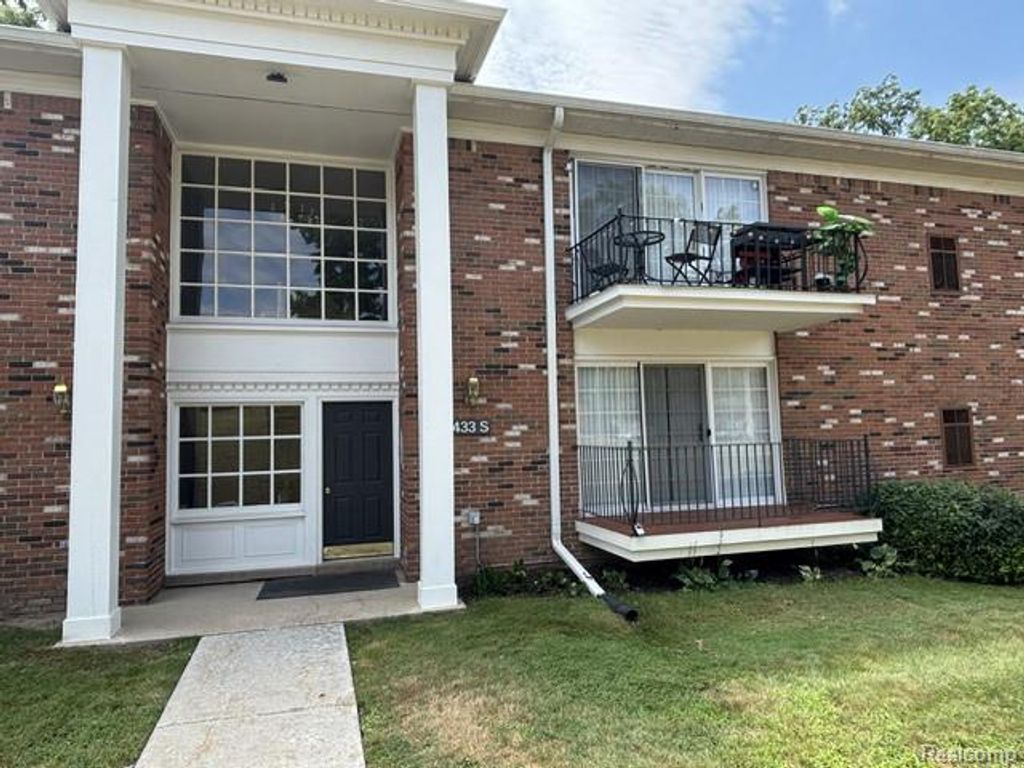 433 Fox Hills Drive, Bloomfield Hills, MI 48304