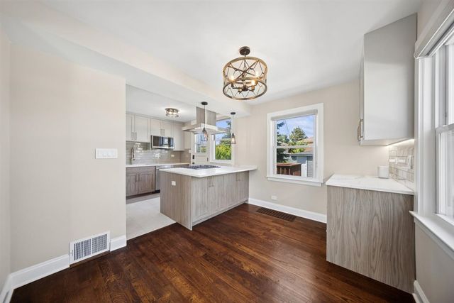 1798 Howard Avenue, Des Plaines, IL 60018