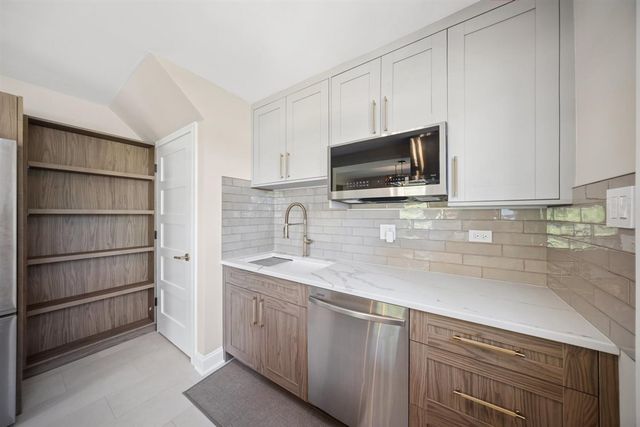 1798 Howard Avenue, Des Plaines, IL 60018