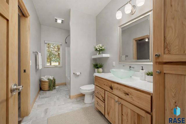 8300 E 38th St Street, Sioux Falls, SD 57110