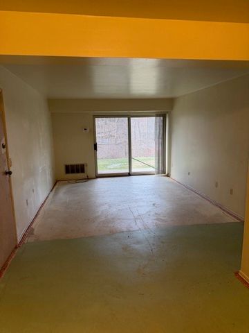 5085 Sanlin Dr, Coraopolis, PA 15108