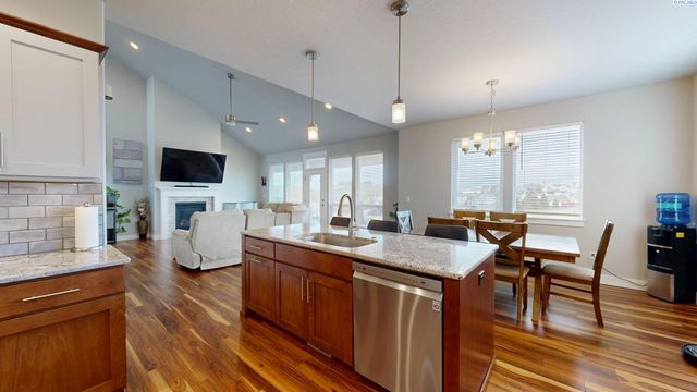 2080 NW Canyon View Dr, Pullman, WA 99163