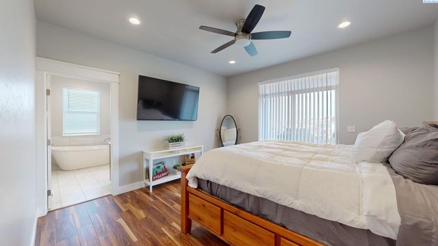 2080 NW Canyon View Dr, Pullman, WA 99163