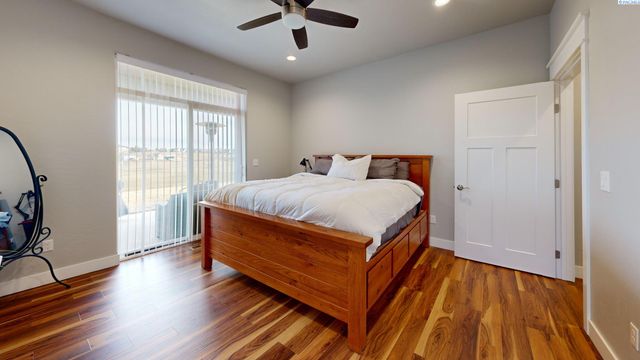 2080 NW Canyon View Dr, Pullman, WA 99163