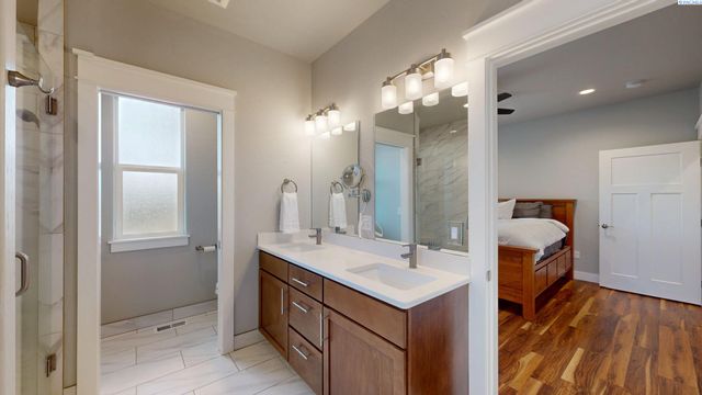 2080 NW Canyon View Dr, Pullman, WA 99163