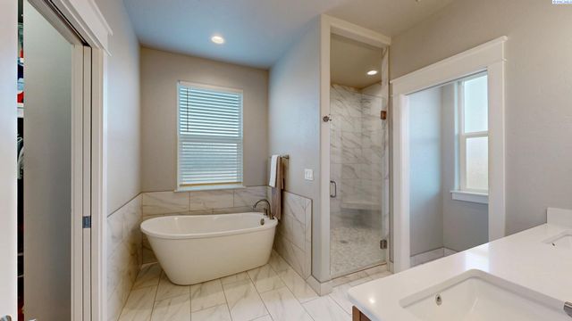 2080 NW Canyon View Dr, Pullman, WA 99163