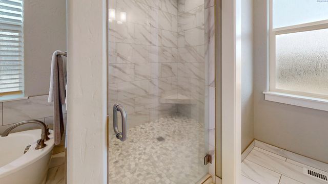 2080 NW Canyon View Dr, Pullman, WA 99163