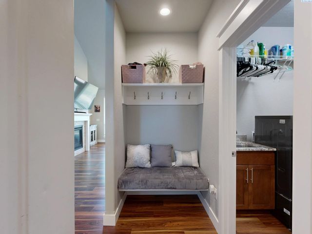 2080 NW Canyon View Dr, Pullman, WA 99163