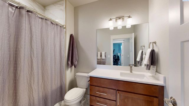 2080 NW Canyon View Dr, Pullman, WA 99163