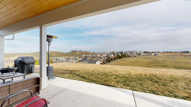 2080 NW Canyon View Dr, Pullman, WA 99163