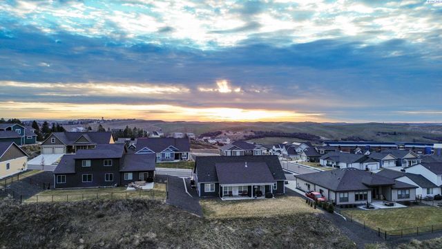 2080 NW Canyon View Dr, Pullman, WA 99163