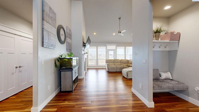 2080 NW Canyon View Dr, Pullman, WA 99163