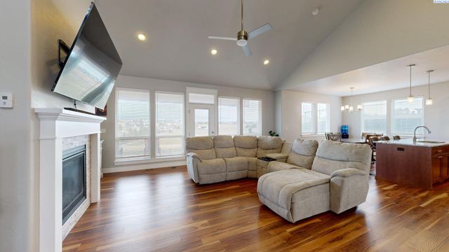 2080 NW Canyon View Dr, Pullman, WA 99163