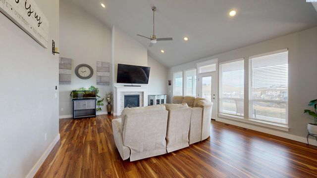 2080 NW Canyon View Dr, Pullman, WA 99163