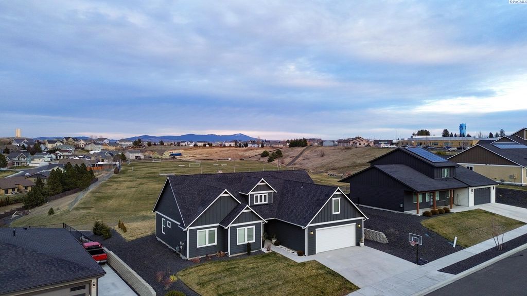 2080 NW Canyon View Dr, Pullman, WA 99163