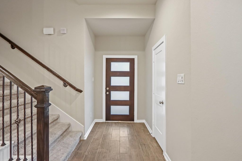 Image 4 of property listing at 7011 Golden Groundsel Drive, Katy, TX 77493