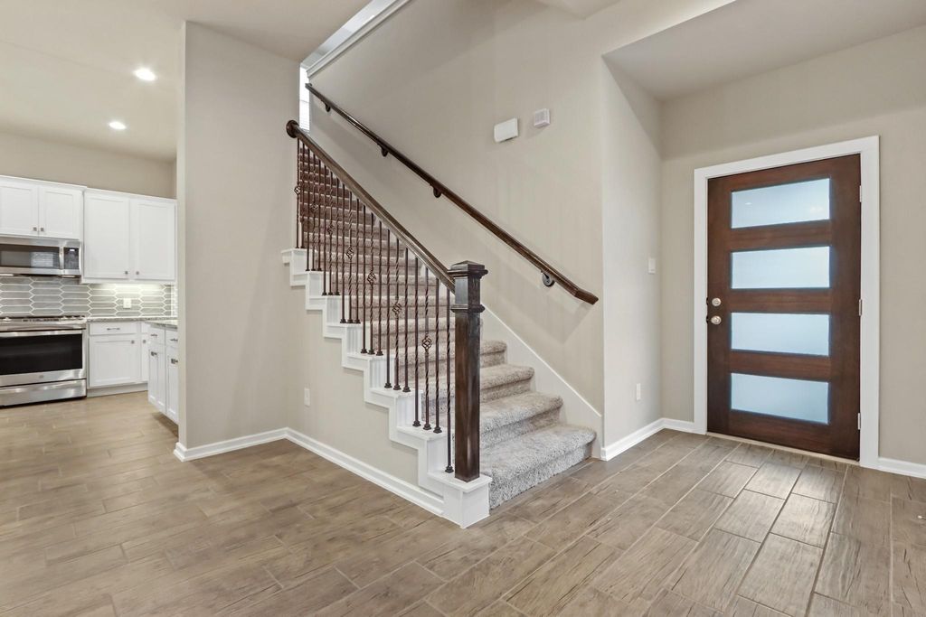 Image 5 of property listing at 7011 Golden Groundsel Drive, Katy, TX 77493